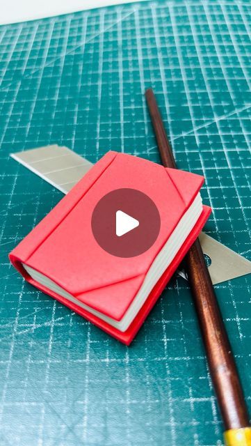 Fondant Book Tutorial, How To Make A Book Cake, Book Fondant, Cake Book Design Ideas, Fondant Book, Harry Potter Book Cake Tutorial, Cakes Based On Books, Matilda Cake, Art Cakes