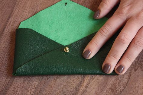 Diy Leather Envelope, Leather Pouch Tutorial, Diy Leather Goods, Leather Pouch Pattern, Diy Leather Pouches, Envelope Pattern, Pouch Diy, Leather Envelope, Leather Diy Crafts