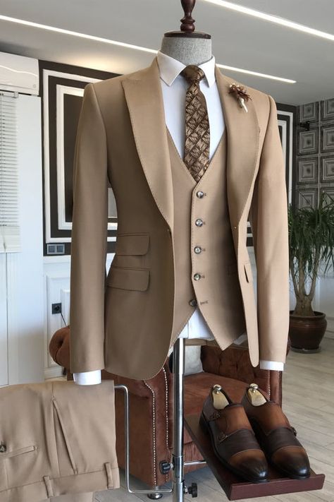 Gregary Khaki Peaked Lapel Close Fitting Three Pieces Prom Suits Brown Prom Suit, Business Suits For Men, Engagement Suits, Brown Suits For Men, Suit For Men Wedding, Prom Suits For Men, Stylish Mens Suits, Men's Business Suits, Suits Men Business