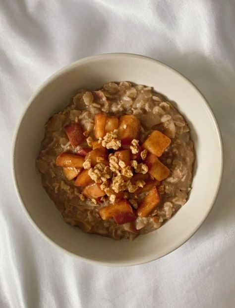 Simple, delicious apple cinnamon oatmeal recipe #fallrecipes #falloatmeal #oatmeal #applecinnamonoatmeal #applecinnamon #fallbreakfast #healthybreakfast #bakedoats #breakfastideas #fallbreakfast #veganrecipes #veganbrekfast Oatmeal Inspiration, Autumn Oatmeal, Fall Oatmeal, Aesthetic Oatmeal, Apple Oatmeal Aesthetic, Oatmeal Aesthetic, Oatmeal With Apples, Cinnamon Apple Oatmeal, Oatmeal Ideas