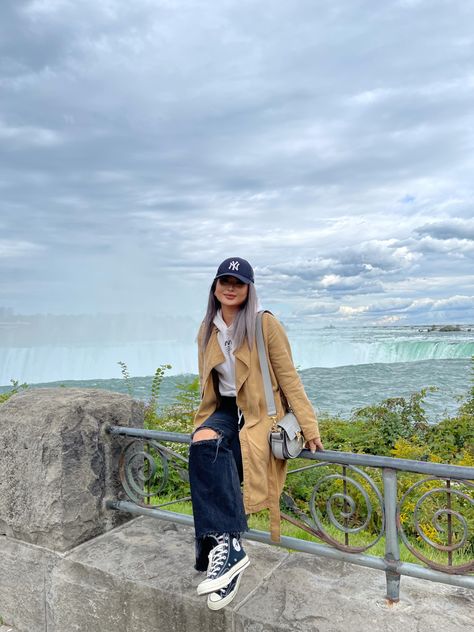 Fall Outfits Women Canada, Niagara Falls Outfit Winter, Niagara Falls Canada Outfit, Niagara Falls Outfit Fall, Niagra Falls Photoshoot Ideas, Toronto Winter Outfit, Niagra Falls Outfits, Niagara Falls Outfit, Niagara Falls Aesthetic