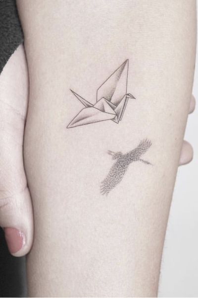 Small Tattoos For Girls, Paper Crane Tattoo, Origami Tattoo, Crane Tattoo, Vogel Tattoo, Fear Of Commitment, Tattoos For Girls, Inspiration Tattoos, Small Girl Tattoos