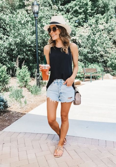 7 Perfect Summer Shorts Outfit Ideas for Every Style - DIY Darlin' Look Grunge, Look Office, Summer Shorts Outfits, Chique Outfits, Summer Basics, Cool Summer Outfits, Glam Look, Womens Fashion Casual Summer, Mode Casual