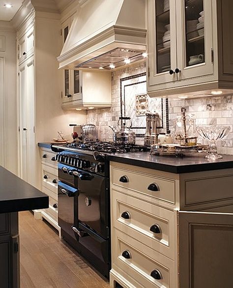 Kitchen Cabinets With Black Appliances, Cream Colored Kitchen Cabinets, Cream Kitchen Cabinets, Luxe Kitchen, Black Appliances Kitchen, Modern Contemporary Kitchen, Beige Cabinets, Traditional Kitchens, Black Appliances