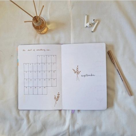 #bujo #bulletjournal #bulletjournaling #bujoinspiration #bujoaesthetic #bujocommunity #bujoideas #bujojuly #bujojunkies #bujogram #journaling #planwithme #planneraddict #planner Minimal Bujo, Journal Minimal, September Bujo, Aesthetic Bullet Journal, September Bullet Journal, Bullet Journal September, Layout Aesthetic, Monthly Layout, Bullet Journal