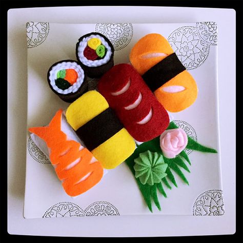 sushi felt play food by Ifelthungry on Etsy Sushi Felt, Felt Sushi, Felt Pizza, Play Kitchen Food, Felt Food Patterns, Diy Sushi, Felt Play Food, Pretend Food, Felt Food