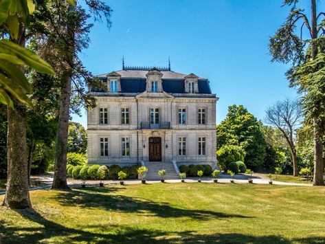 French Chateau Homes, Renovation Facade, French Mansion, French Architecture, Casa Exterior, Chateau France, Classic Architecture, French Property, Country Side