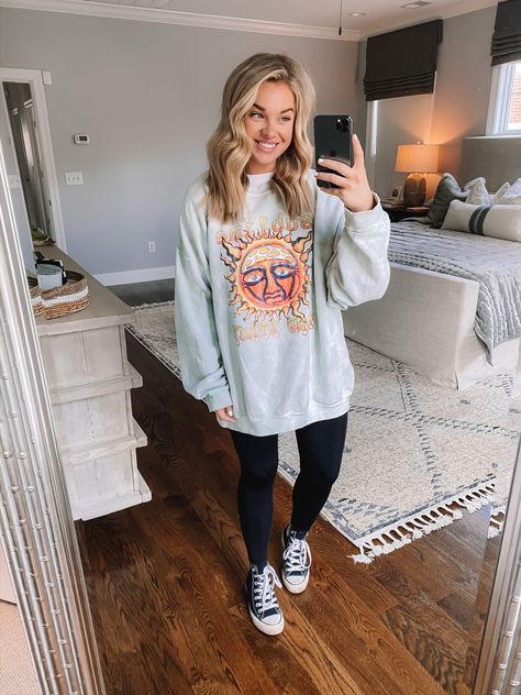 Graphic Tee And Leggings Outfit, Maddie Duff, Liv Outfits, Fall Outfits Oversized, Lazy Fall Outfits, Sahm Outfits, Relax Outfit, Casual Outfits Fall, Style Fall Outfits