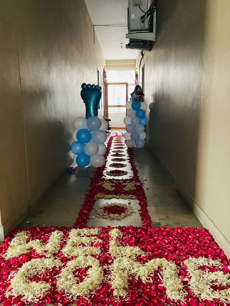 Bhabhi Welcome Decor, Flower Decoration For Baby Welcome, Baby Entry At Home Decoration, Surprise Welcome Home Decorations, Mahashivratri Decoration, Welcome Baby Decoration Ideas At Home, Baby Chathi Decoration, Chathi Decoration, Pagla Decoration