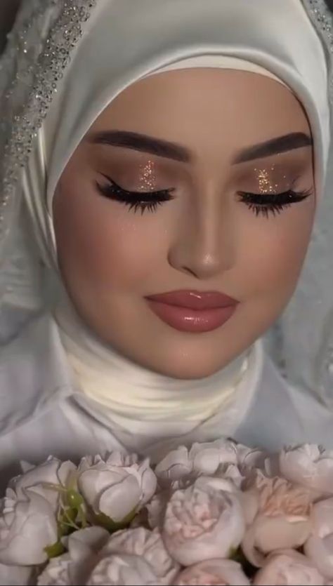 Turkish Makeup, Arabic Eye Makeup, Turkish Bride, Bridal Makeup Videos, Bride Hijab, Muslim Bridal, Muslimah Wedding, A Daily Routine, Wedding Portrait Poses