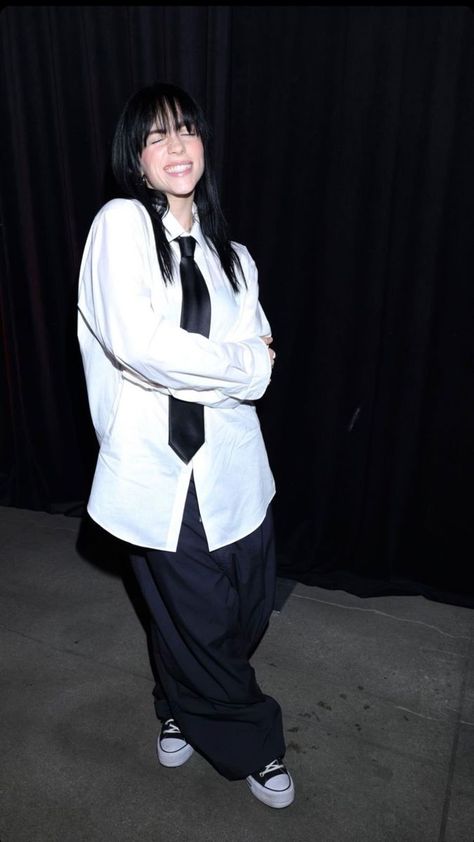 Billie Eilish Poses, Billie Eilish Outfits Casual, Billie Eilish Concert Outfit, Billie Eilish Fashion, Sleepover Outfit, Grammy Outfits, Gay Outfits, Billie Eyelash, Billie Eilish Outfits