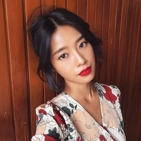 I really like the makeup. It is natural and also has pop of red to her lip! Mix Skincare, Make Up Sposa, Makeup Asian, Korean Makeup Tips, Korean Makeup Tutorials, Makeup Tip, Beauty Make-up, Favorite Makeup, Braut Make-up