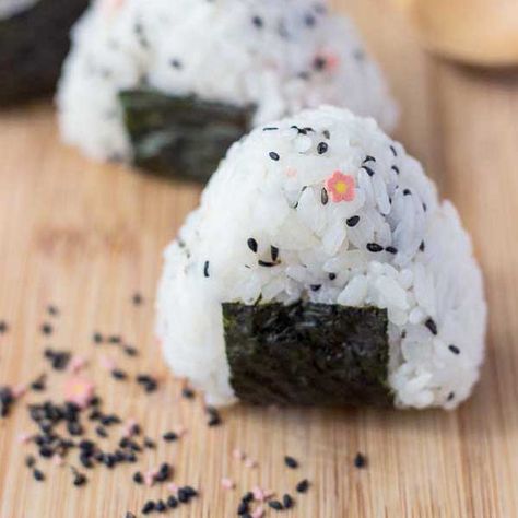 This FUN snack is great to make in the morning and take to work for lunch or afternoon snack. Eat by itself or dip it in some soy sauce. Vegetarian. Easy Onigiri Recipe, Lunch Vegetarian, Onigiri Recipe, Onigiri Rice, Vegetarian Sushi, Truffle Shuffle, Healthy Afternoon Snacks, Easy Japanese Recipes, Rice Ball