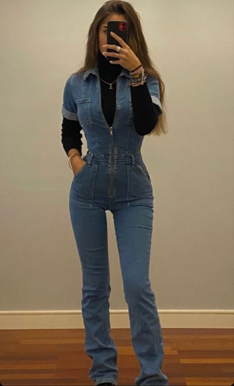 Jean Jumpsuit Outfit Winter, Jean Overall Outfits Winter, Denim Jumpsuit Outfit Winter, Overall Outfit Winter, Jumpsuit Outfit Party, Salopette Outfit, Cute Streetwear Outfits, Jean Jumpsuit Outfit, Jean Overall Outfits