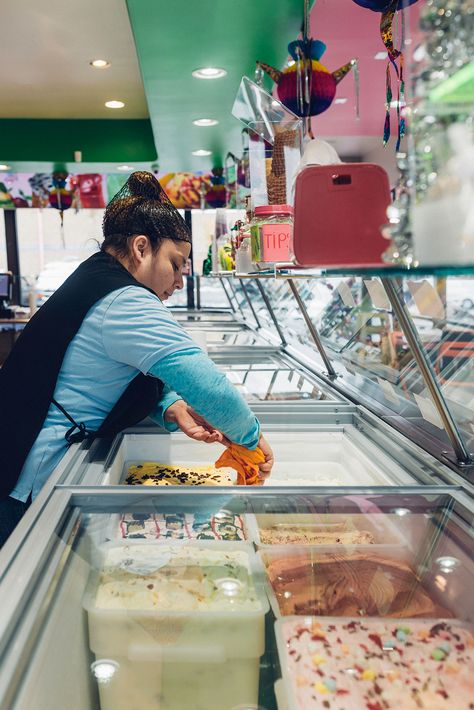 A woman preparing sweets at La Michoacana Premium (Del Panda) La Michoacana Ice Cream, Mexican Ice Cream, Ice Cream Business, Grey City, Videos Cooking, Summer Plans, Lincoln Continental, American Culture, Ice Cream Shop