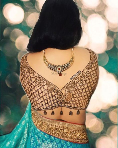 There's a new trend among brides. Yes, you read the title right, it's the latest blouse mehndi designs! Check out our blog for more details and looks of shoulder mehendi design #shaadisaga #indianwedding #blousemehendi #blousemehendidesigns #shouldermehendidesign #mehendidesign #mehendidesignuniqe #mehendidesigntrendy #mehendidesigmforshoulder #blousemehendidesign #mehendidesignbridal #mehendidesignarabic Indian Mehendi, Mehandi Henna, Mehndi Style, Henna Body Art, Modern Mehndi Designs, Engagement Mehndi Designs, Beautiful Henna Designs, Mehndi Design Photos, Mehndi Designs For Girls