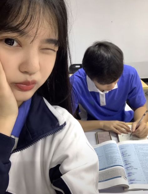 Korean Couple High School, Korean School Girlfriends Aesthetic, Yn In School, Ulzzang Couple Study Together, School Couple Pictures, Couple Studying Together Aesthetic, Cute High School Couples, Yn School, Couples Studying Together