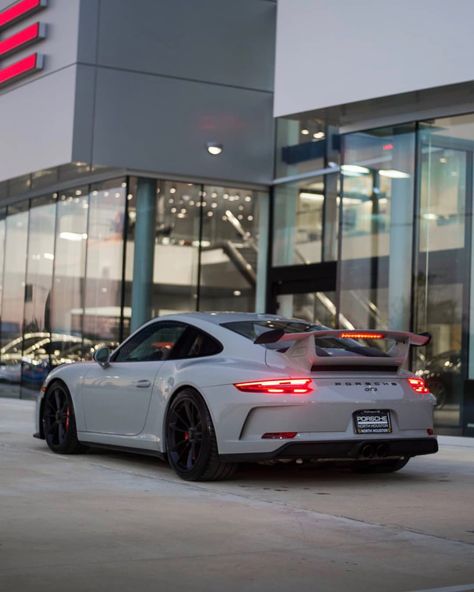 Porsche 991.2 GT3 painted in paint to sample Chalk Photo taken by: @ldv_photography on Instagram Porsche Girl, White Porsche, Porsche 991 Gt3, Porsche 912, Porsche Sports Car, Turbo Car, Porsche 928, Porsche 991, Porsche 964