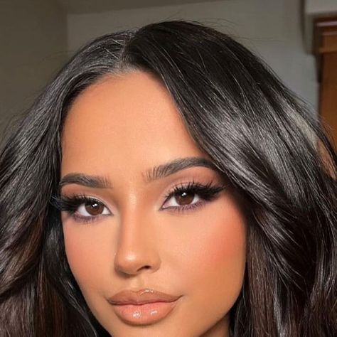 Natural Glam Formal Makeup, Becky G Makeup Looks, Graduation Makeup Ideas Soft Glam, Make Up Artist Outfits, Make Kardashian, Kim Kardashian Glam, Becky G Makeup, Hispanic Makeup, Sweet 16 Makeup