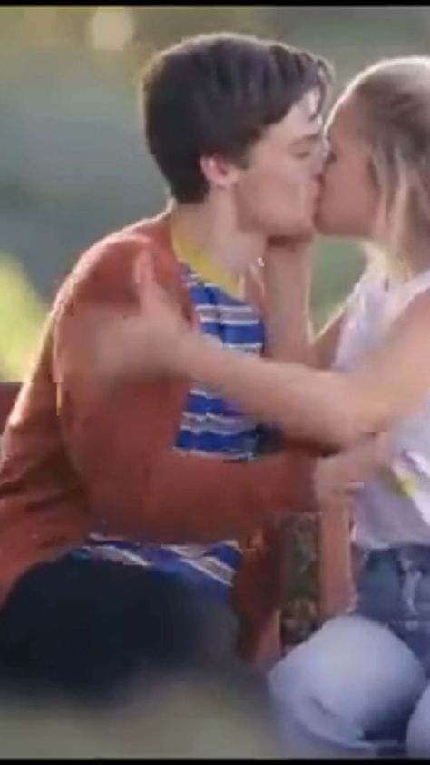 Hugs And Kisses Teen Couples, French Kiss Video, Kisses On Face, Back Of Neck Kiss, Neck Grab Kisses, Lip Kisses Boyfriend, French Kiss Reference, Intense Kiss, Sweet Couple Kiss