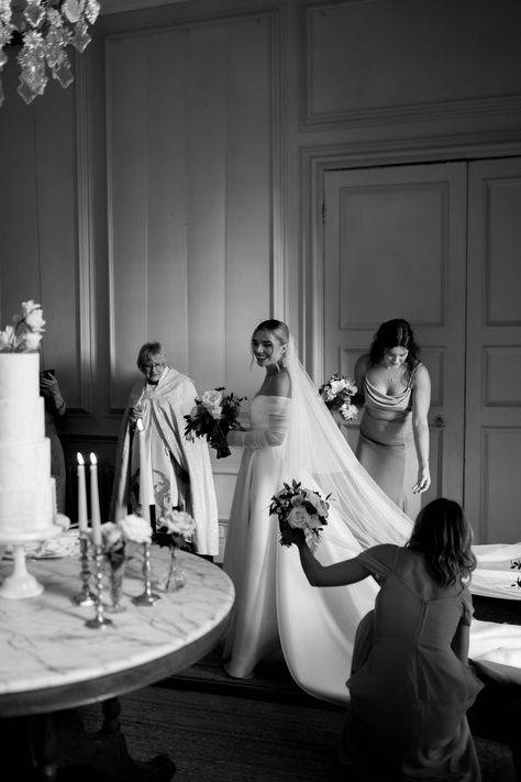 Rebecca Searle Photography - Editorial Style London Wedding Photographer Hotel Poses, Wedding Preparation Photos, Bride Shoot, Weddings 2024, Wedding Group Photos, How To Live Life, Christian Photography, Photojournalistic Wedding Photography, Yacht Wedding