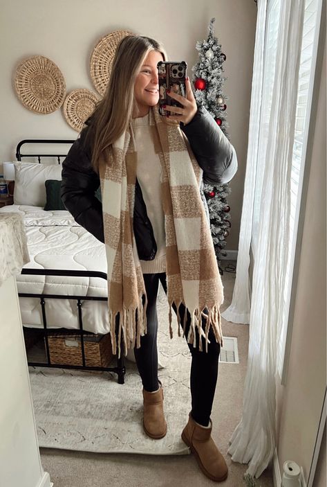 Fall Scarf Outfit 2023, Fall Outfits With Scarf, Plaid Scarf Outfit Winter, How To Style Scarf Outfit, Cute Scarf Outfits, Outfits With Scarfs, Long Scarf Outfit, Womens Scarf Outfits, Fall Scarf Outfit