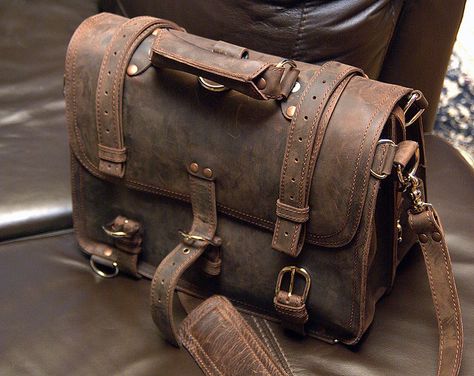 Saddleback Briefcase - 100 year warrantee - coffee brown - Extra large Saddleback Leather, Leather Projects, Leather Briefcase, Leather Messenger, Leather Satchel, Leather Working, Leather Craft, Look Fashion, Leather Men