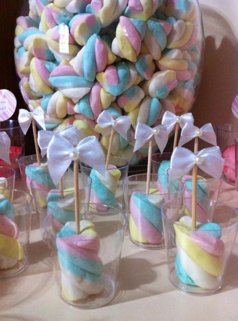 marshmallow no copinho Candy Land Birthday Party, Idee Babyshower, Candy Birthday Party, Candyland Birthday, Barbie Birthday, Idul Fitri, Mermaid Birthday Party, Princess Birthday Party, Birthday Treats