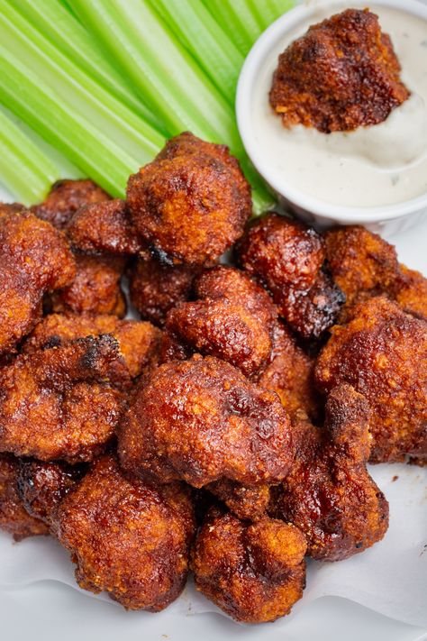 Bbq Cauliflower Wings, Vegan Cauliflower Wings, Vegan Wings, Resep Vegan, Bbq Cauliflower, Vegetarian Bbq, Vegan Party, Cauliflower Wings, Vegan Bbq