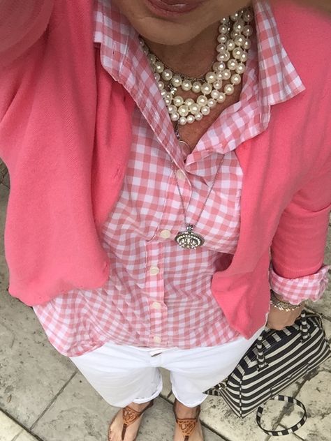 Pink gingham - follow #ootd on Instagram @gingerbread1217 Pink Gingham Shirt Outfit Women, Pink Gingham Shirt Outfit, Plaid Button Up Shirt Outfit, Gingham Shirt Outfit, Pink Capsule Wardrobe, Sjp Style, Gingham Outfit, Teacher Attire, Pink Wardrobe