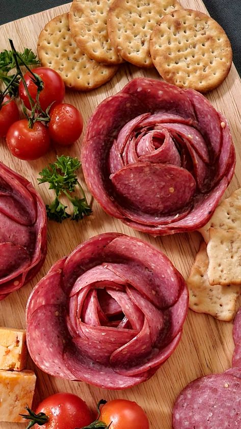 Sausage Flowers, Meat Flowers, Friendsmas Party, Influencer Event, Charcuterie Appetizers, Party Platter, Summer Sausage, Christmas Foods, Relish Trays