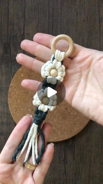 Flower Key Chain, Flower Macrame Keychain, Easy Macrame Keychain Tutorial, Macrame Keychain Diy Tutorials Videos, Macrame Car Diffuser Diy, Cute Diy Keychains, Macrame Keychain Diy Tutorials, Diy Keychains To Sell, Macrame Gift Ideas