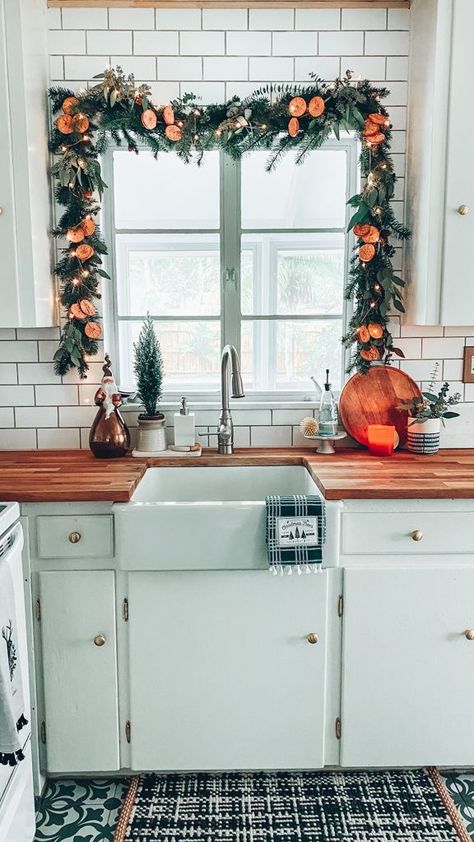 Christmas Garland, Tree and Other Holiday Décor in our Bungalow - The Blushing Bungalow Interior Hallway, Jul Diy, Interior Bathroom, Deco Originale, Farmhouse Christmas Decor, Decor Fall, Christmas Kitchen, Christmas Deco, Decor Accessories