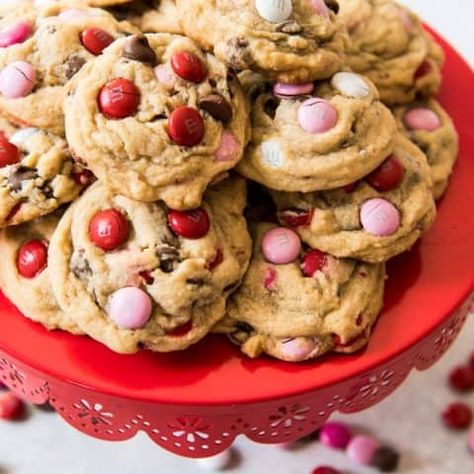 Best Soft & Chewy M&M Cookies - House of Nash Eats Best Snickerdoodle Cookies, Chewy Chocolate Brownies, Valentines Recipes Desserts, Chewy Molasses Cookies, Chocolate Chip Pecan Cookies, Bread Soft, M M Cookies, Peanut Butter No Bake, Cookie House