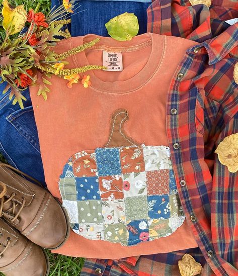 🧡Comfort Colors Fall Shirt🧡 I don't know about y'all, but I'm more than ready for some fall weather to arrive! 🍁 As we wait for those cooler days to roll in, take a look at these adorable fall shirts perfect for the season.  The edges of the fabric are meant to be frayed so when it gets washed it will have a raggedy look to it! Fall Shirt Embroidery, Quilted Pumpkin Sweatshirt, Fall Diy Shirts, Shirt Applique Ideas, Patchwork Shirt Ideas, Fall Quilting Projects, Fall Sweatshirt Ideas, Diy Christmas Shirt, Fall Sewing Crafts