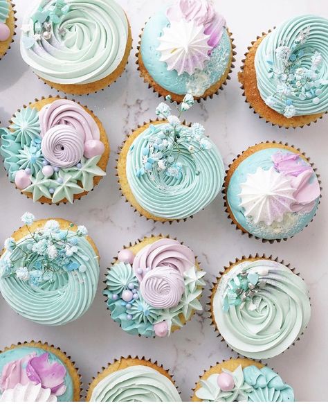 Mermaid Birthday Treats, Mermaid Birthday Cupcakes, Mermaid Theme Cupcakes, Mermaid Treats, Mermaid Desserts, Mermaid Cupcakes Ideas, Mermaid Birthday Party Pastel Colors, Cupcake Mermaid, Simple Mermaid Cupcakes