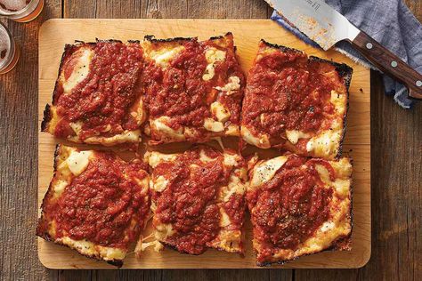 A Detroit-style pizza with crispy, caramelized edges and a thick layer of sauce and cheese.5 ☆ X 61. Detroit Style Pizza Recipe, Buddys Pizza, Detroit Style Pizza, Detroit Pizza, Pizza King, King Arthur Recipes, Pizza Lasagna, Pizza Stromboli, Pizza Roll