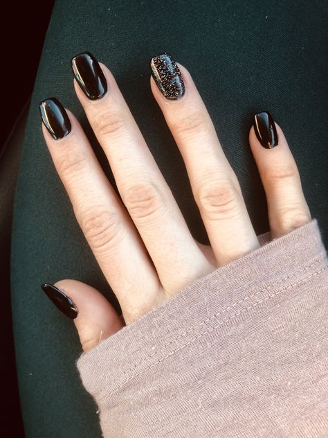 Black Nails With Sparkle Accent, Black Nails With One Glitter Nail, Pretty Black Nail Designs Short, Black Shimmery Nails, Black New Year Nails, Black Nails With Accent Nail Ring Finger, Trendy Black Nails Short, Black Round Nails Design, Black Dipped Nails