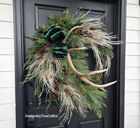 Wreaths With Antlers, Antler Christmas Wreath, Deer Antler Christmas Decor, Deer Antler Wreaths Christmas, Wreath With Deer Antlers, Antler Christmas Decor, Deer Antler Wreath, Antler Wreath, Gee Gee Christmas Antler Flower Srrangements