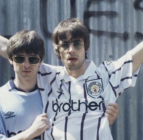 Oasis Man City, Bowie Drawing, Liam And Noel, Oasis Band, Tom Welling, Noel Gallagher, Liam Gallagher, Colin Farrell, British Men