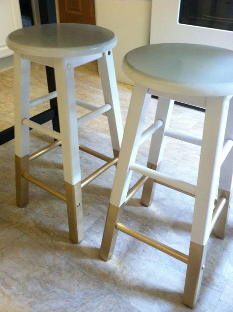 DIY kitchen stool makeover: all you need is some spray paint, painters tape, and some plastic bags! Beautiful Apartment Decor, Rustic Bar Stool, Custom Bar Stools, Bar Stool Makeover, Painted Bar Stools, Diy Bar Stools, Stool Makeover, Farmhouse Bar Stools, Rustic Bar Stools