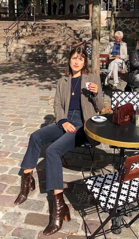 Jeanne Damas French fall style in montmartre, paris, france French Fall Outfits, Style Parisienne, Look Adidas, Parisian Chic Style, Jeanne Damas, French Girl Style, Paris Mode, Girls Fall Outfits, Looks Street Style