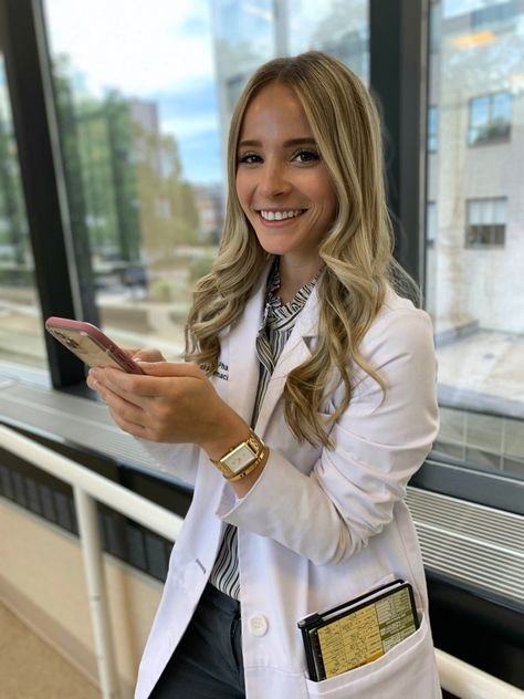 Pharmacist Work Outfit, Nursing White Coat Ceremony Outfit, White Coat Ceremony Poses, Nurse Practitioner Outfits Work Attire Business Casual, Doctor Outfit Women White Coat, Nurse Practitioner Photoshoot, White Coat Outfit Medical, White Coat Ceremony Dress, Lab Coat Outfit