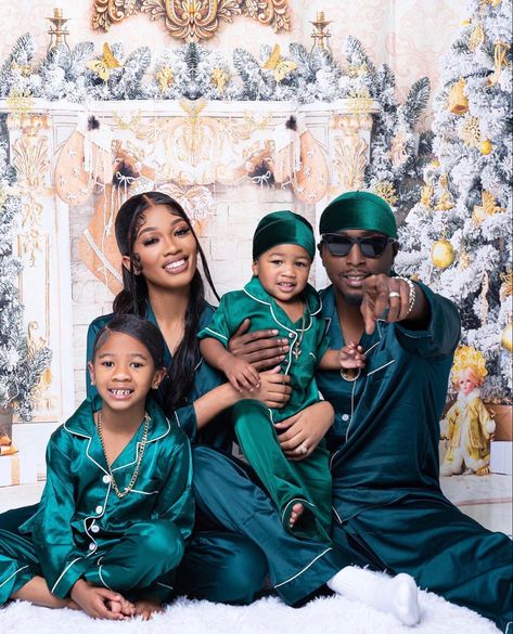 Christmas Photoshoot Family Studio Pajamas, Outside Christmas Pictures Family, Family Xmas Pajamas, Sibling Christmas Pictures Older, Christmas Pjs Photoshoot, Family Christmas Pictures Pajamas, Black Family Holiday Photos, Christmas Pjs Family Picture Ideas, Black Family Christmas Pictures Outfits