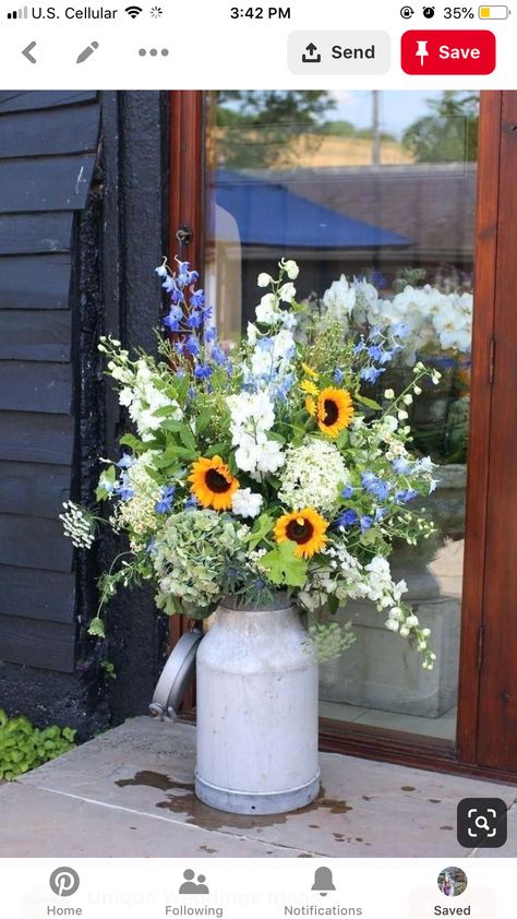 Sunflower Centerpieces, Sunflower Arrangements, Fake Hydrangeas, Deco Champetre, Church Flowers, Beautiful Flower Arrangements, Rustic Country Wedding, Sunflower Wedding, Wedding Bridal Bouquets