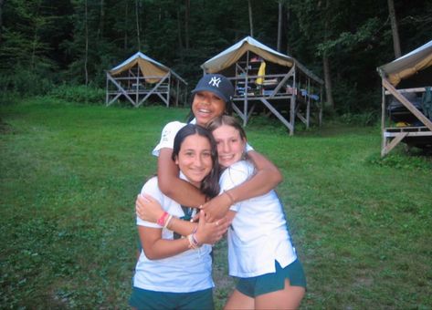 Summer Camp Vibes Aesthetic, Summer Camp Photo Ideas, Camp Pictures With Friends, Summer Camp Photoshoot, Summer Camp Photos, Summer Camps, Summer Camp America, Camp Outfits, Group Camping Aesthetic