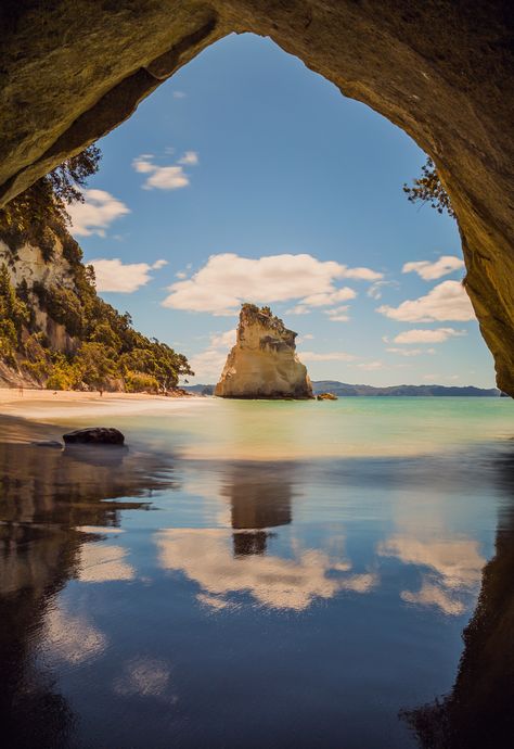 14 Reasons Everyone Should Visit New Zealand At Least Once |Pinterest:@theculturetip Cathedral Cove, Easy Jet, Best Vacation Destinations, Visit New Zealand, Travel Channel, Gorgeous View, Best Vacations, Countries Of The World, Vacation Destinations