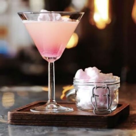 10 Cosmopolitan Drinks Variations That You'll Want To Drink All Summer - Society19 UK Cotton Candy Recipes, Recipes With Alcohol, Cotton Candy Martini, Cosmopolitan Drink Recipe, Cotton Candy Recipe, Cotton Candy Drinks, Cotton Candy Cocktail, Cosmopolitan Drink, Mixed Cocktails