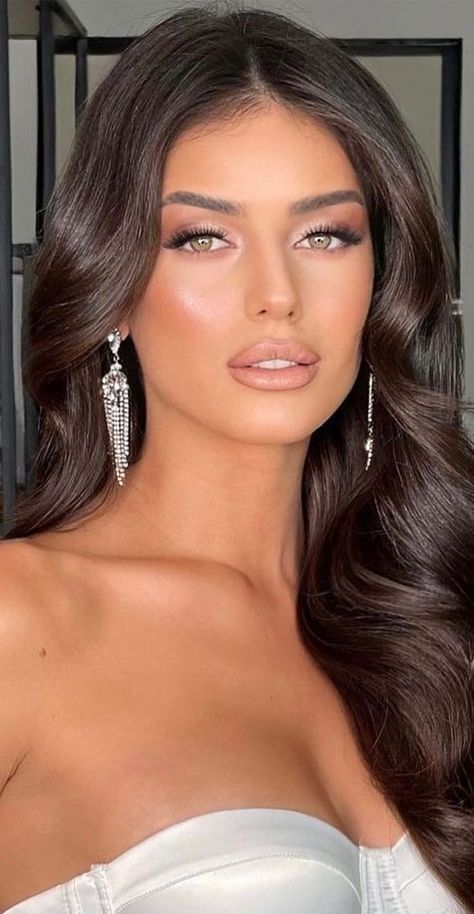 Bride Brunette Hairstyles, Wedding Updos For Long Hair Brunette, Glam Makeup Brunette, Bridal Makeup For Green Eyes Brunette, Pageant Makeup For Brunettes, Brunette Wedding Makeup, Makeup Looks Formal, Wedding Glam Makeup Brides, Soft Bridal Makeup Romantic