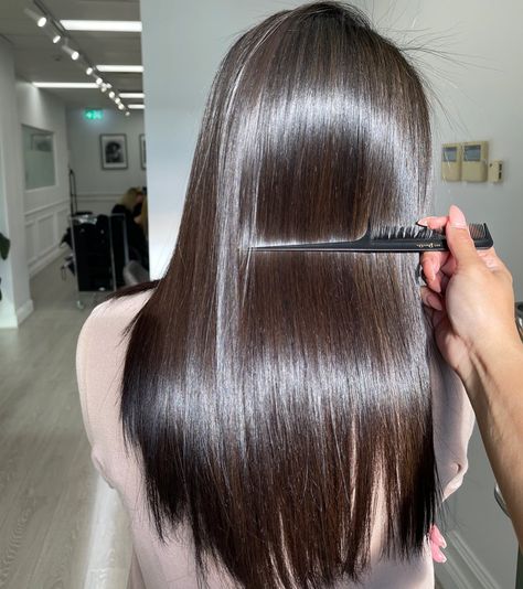 Have you ever heard of glass hair before? Now is the right time to nourish it and give it that insane amount of shine. Most professional salons can gi... Long Bridal Hair, Stop Hair Breakage, Glass Hair, Wavy Bob Haircuts, Long Shiny Hair, Hair Gloss, Glossy Hair, Hair Control, Hair Shine